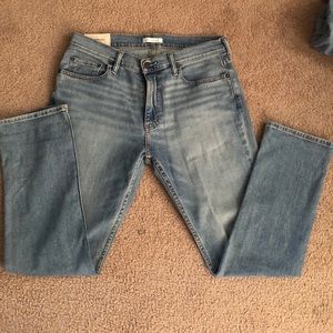 MEDIUM WASH SLIM STRAIGHT JEANS